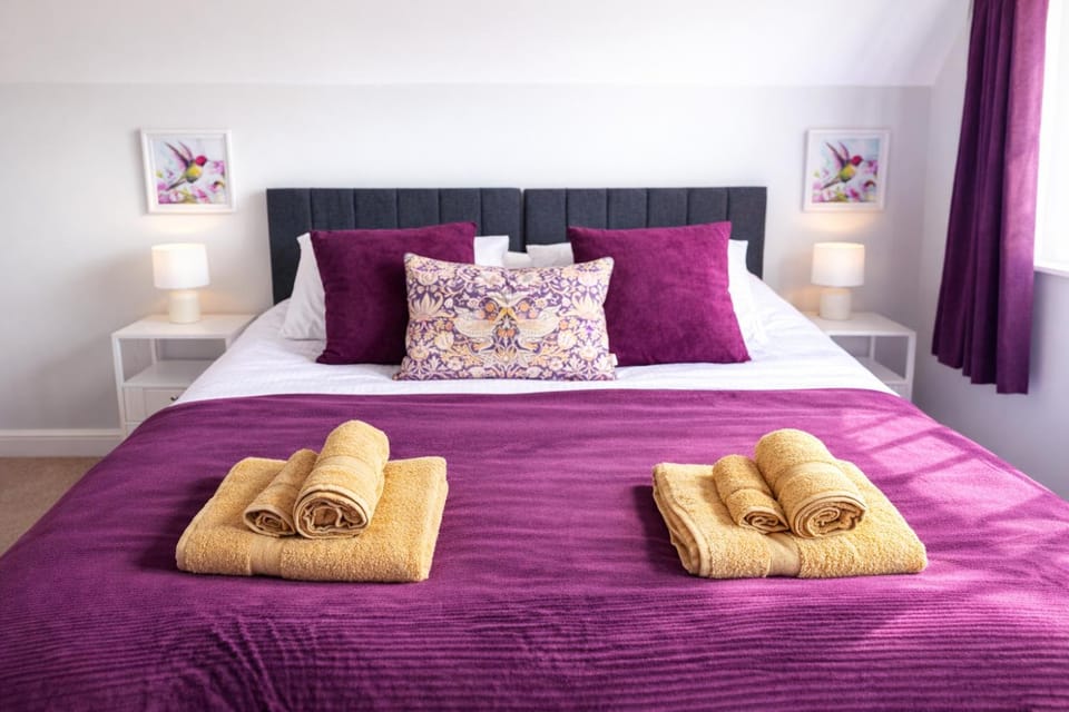 Bed, Photo of the whole room, Bedroom, towels