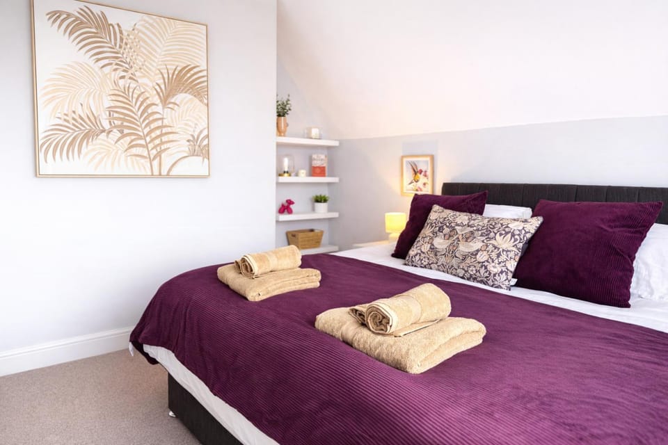 Bed, Photo of the whole room, Bedroom, towels