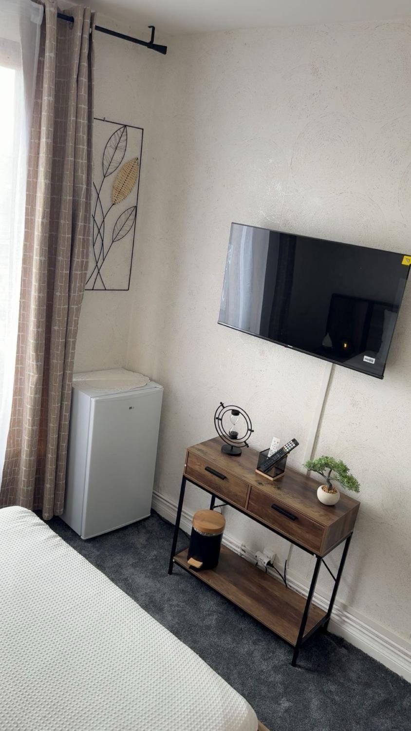 2 bedrooms only for 4 Guests No living room included Vacation rental in Aubervilliers