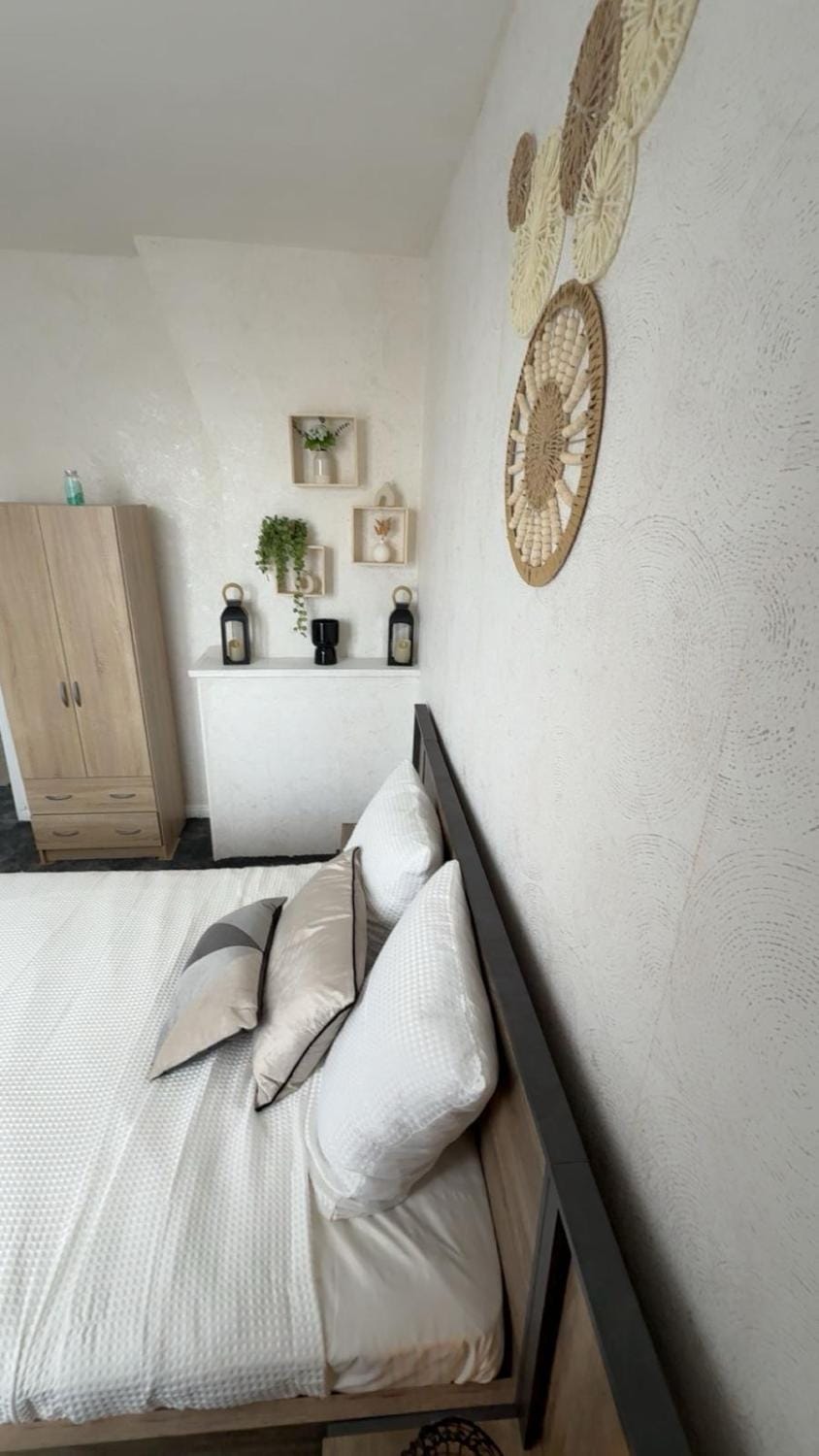 2 bedrooms only for 4 Guests No living room included Vacation rental in Aubervilliers