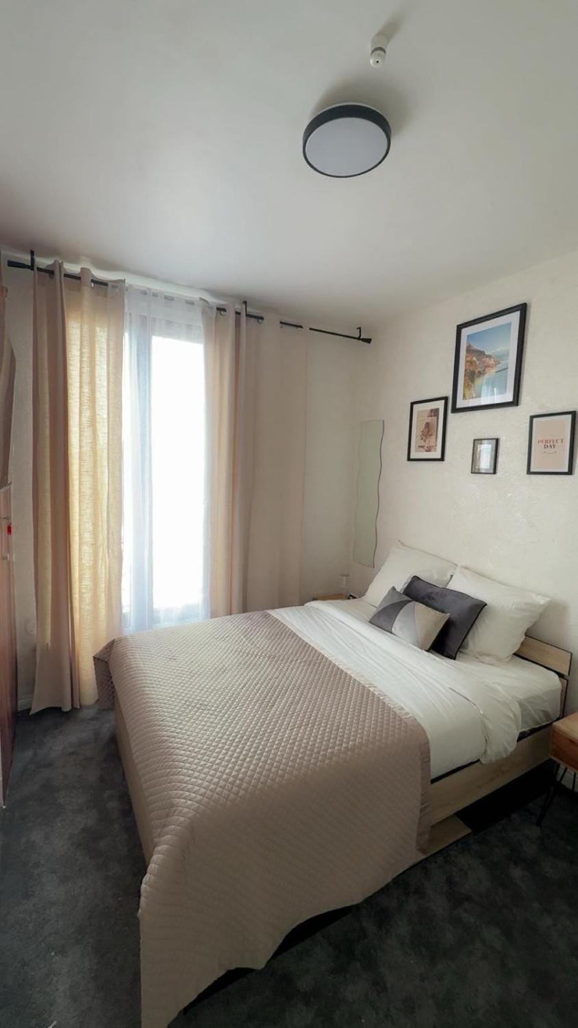 2 bedrooms only for 4 Guests No living room included Vacation rental in Aubervilliers