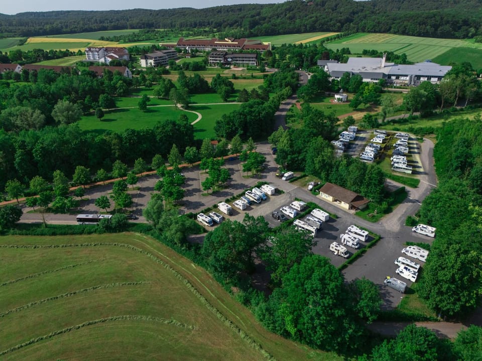 Bird's eye view, Location, Parking