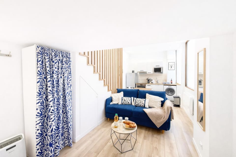 Bed, Living room, Photo of the whole room, Seating area
