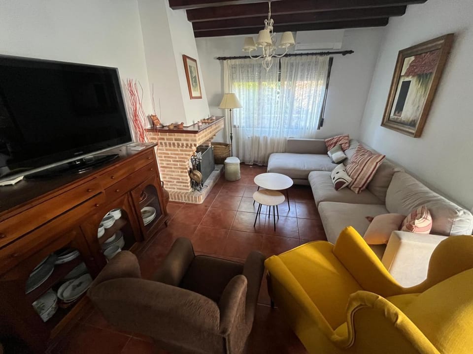 Communal lounge/ TV room, TV and multimedia, Living room, Seating area, fireplace