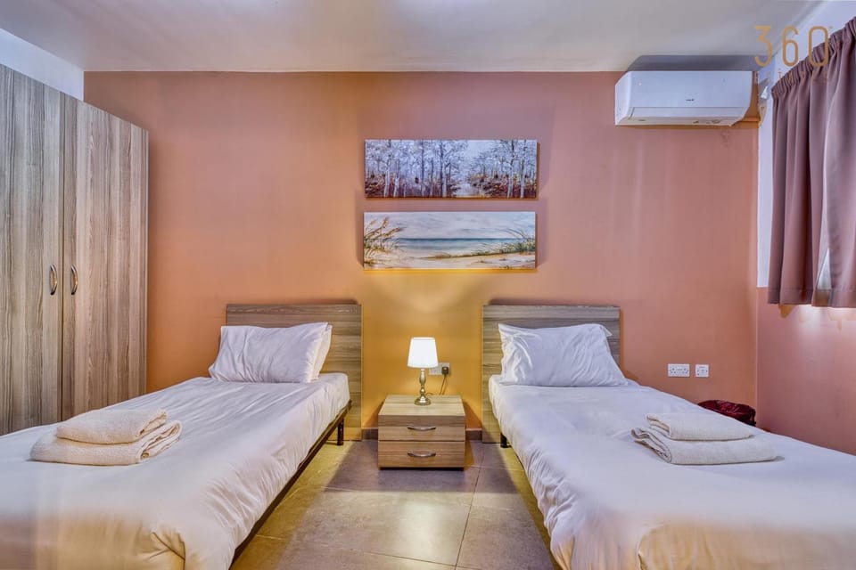 Bed, Photo of the whole room, Bedroom, internet, towels, air conditioner
