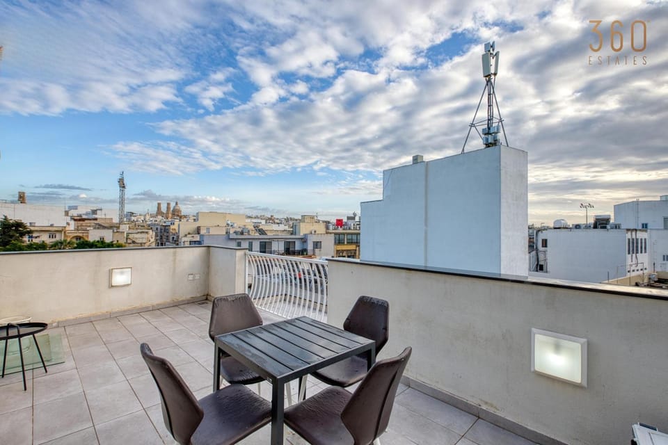 Patio, Day, View (from property/room), Balcony/Terrace, Dining area, City view