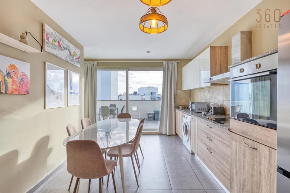 Kitchen or kitchenette, Living room, Seating area, Dining area, dishwasher, minibar, oven, stove