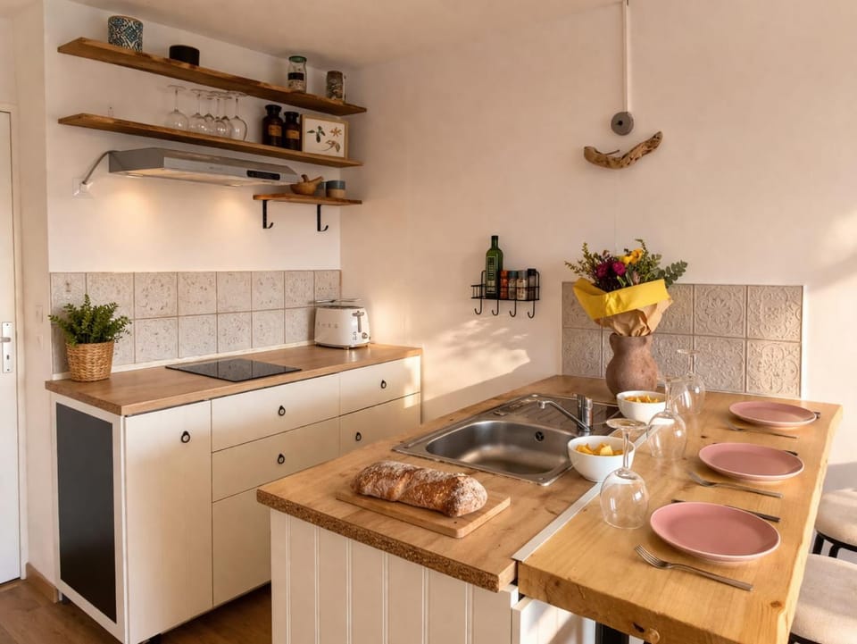 Kitchen or kitchenette, Dining area, stove