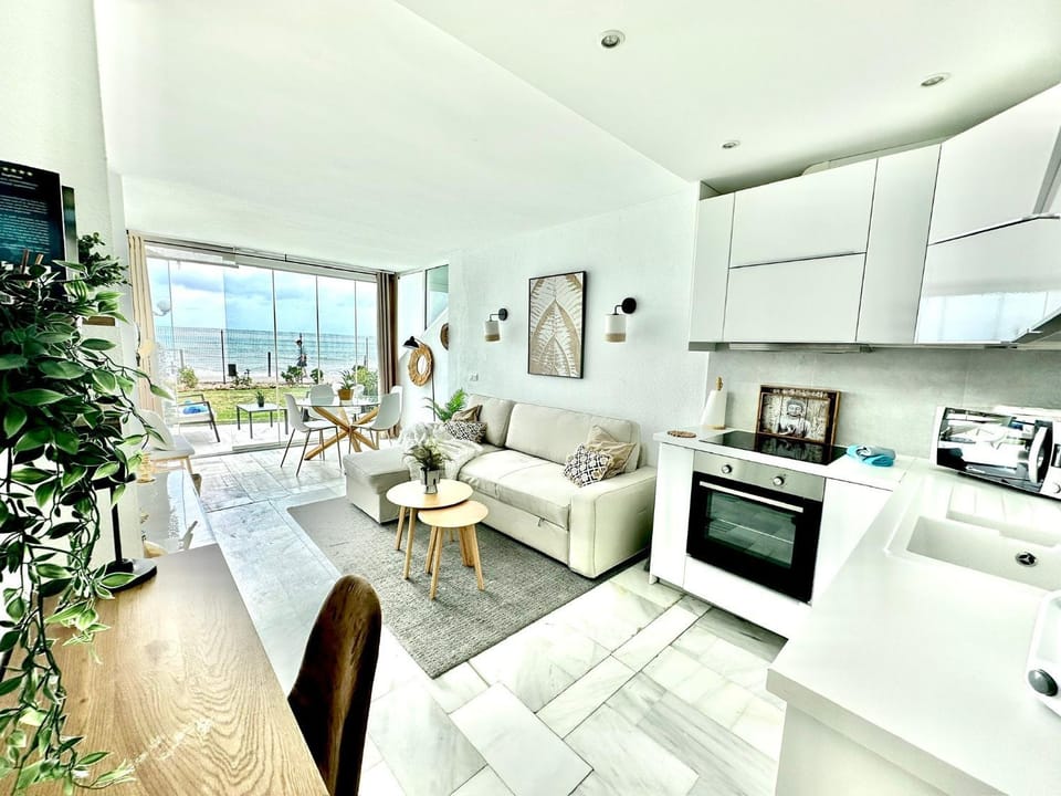 Living room, Seating area, oven