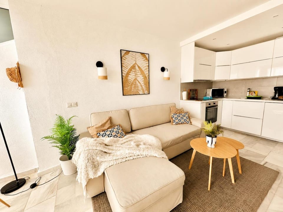 Kitchen or kitchenette, Living room, Seating area, oven
