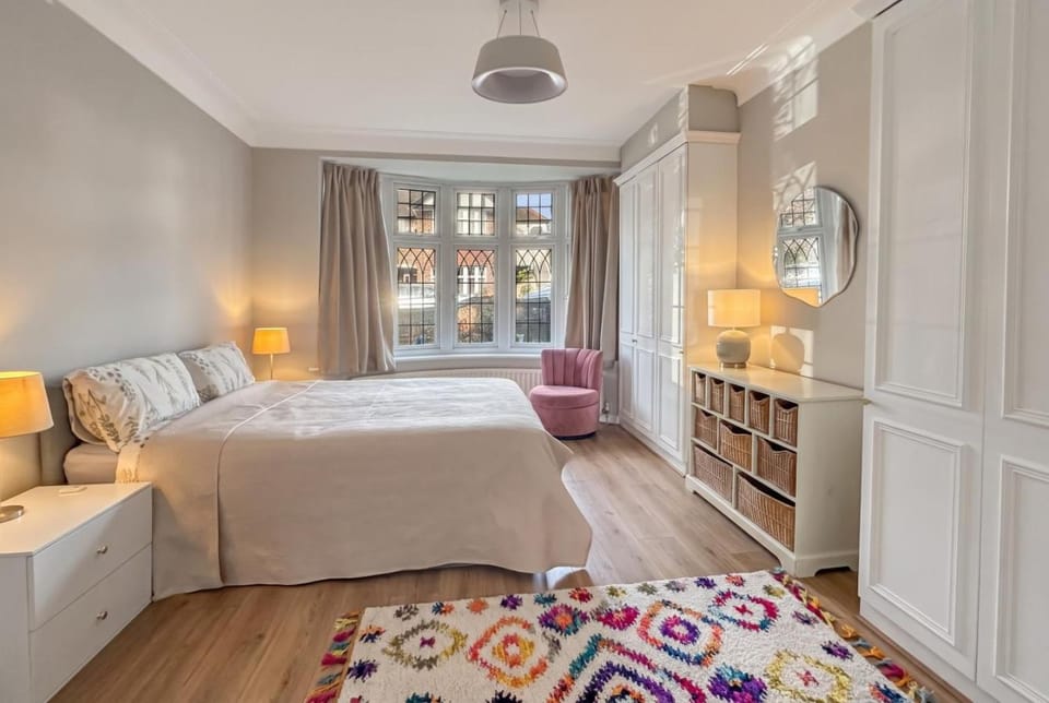 Bed, Seating area, Bedroom, wardrobe