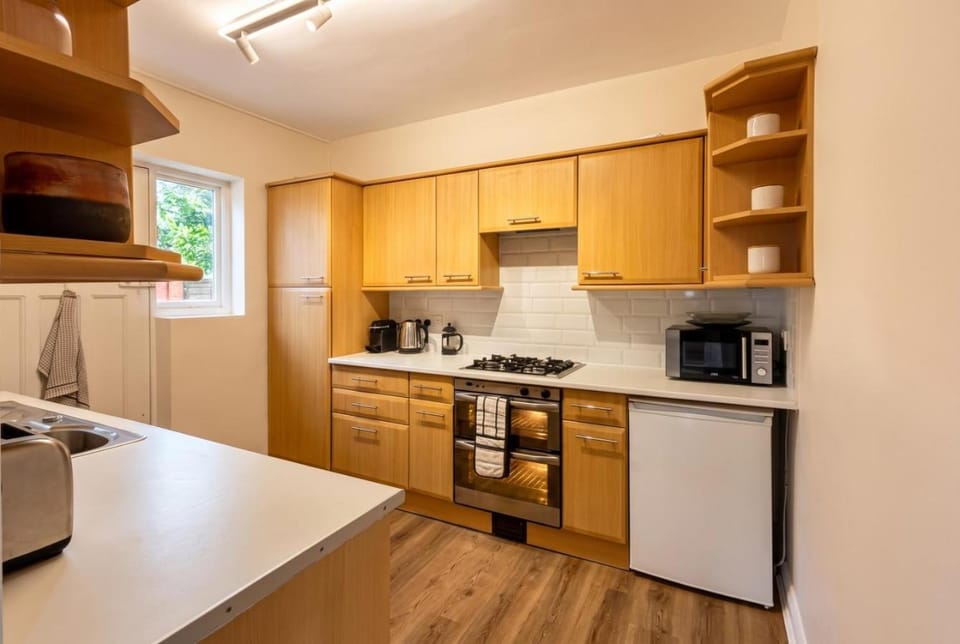 Coffee/tea facilities, Kitchen or kitchenette, oven, stove
