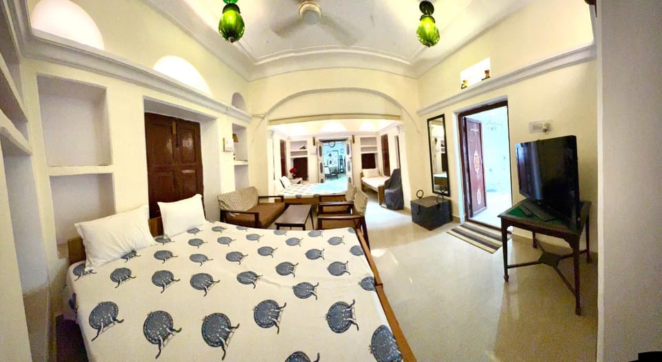 Bed, TV and multimedia, Photo of the whole room, Seating area, Bedroom
