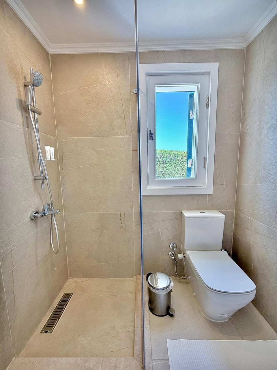 Sunlit & Unique 4BR Villa Gouna Hills Pool Lagoon Villa in Hurghada