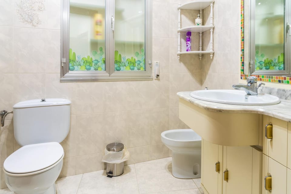 Shower, Toilet, Bathroom, bidet, towels