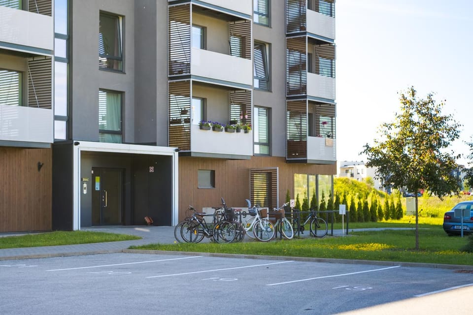 Property building, Neighbourhood, Garden view, Street view, Location, Parking