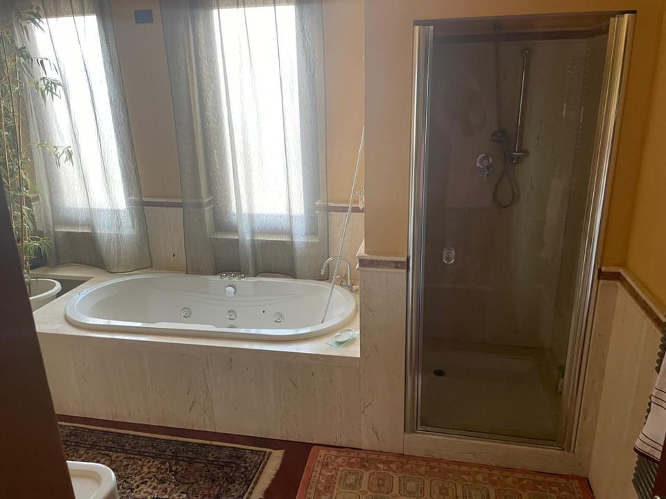 Hot Tub, Bathroom