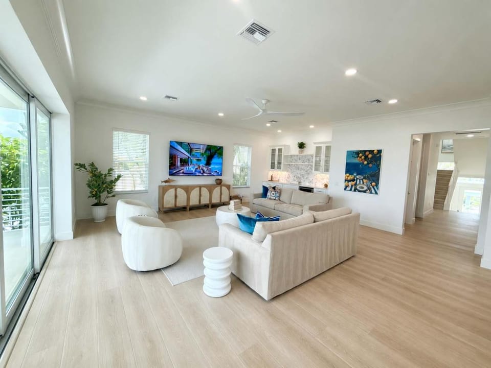 Drift House - 6 King Suites - 2 Masters - On Water House in Estero Island
