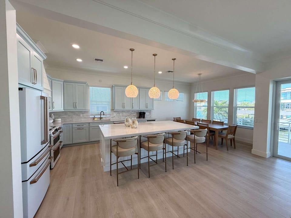 Drift House - 6 King Suites - 2 Masters - On Water House in Estero Island