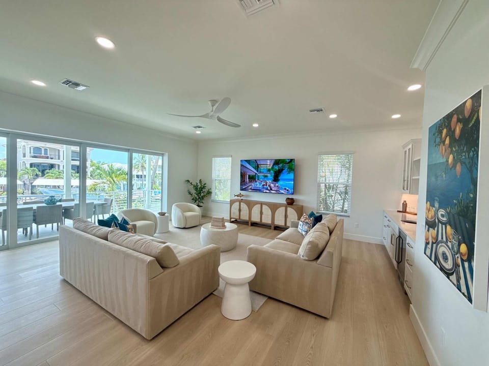 Drift House - 6 King Suites - 2 Masters - On Water House in Estero Island