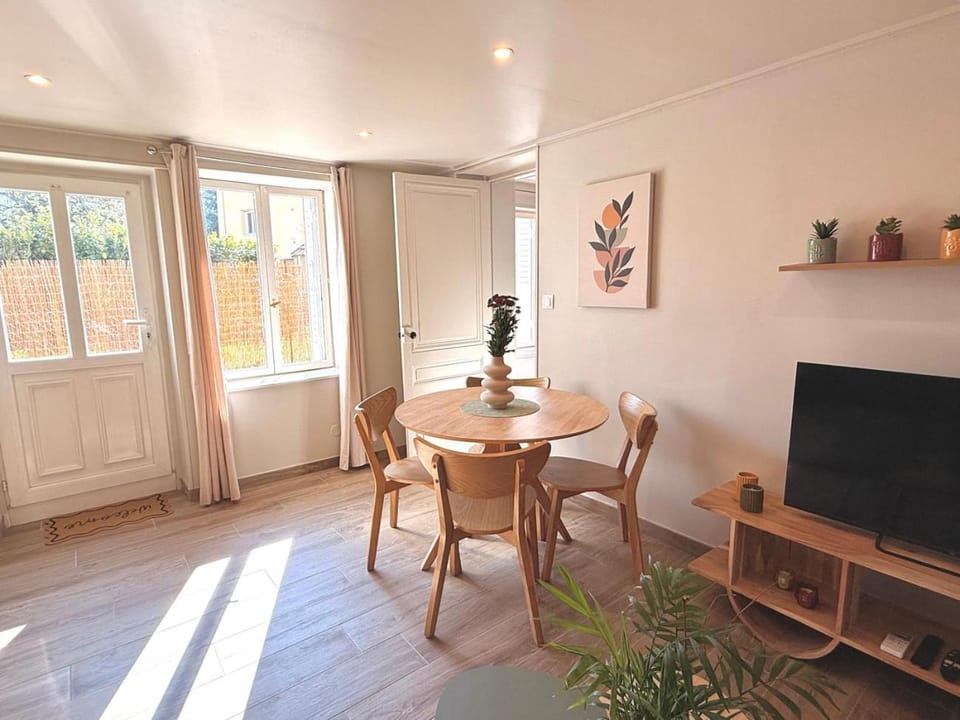 TV and multimedia, Living room, Seating area, Dining area, heating, internet, air conditioner
