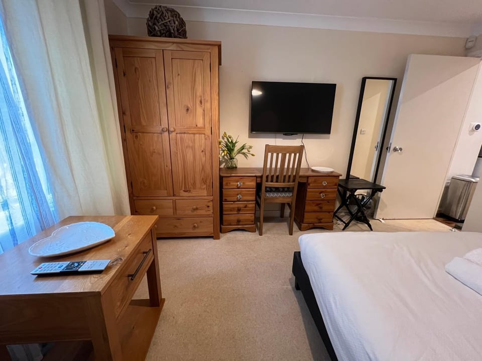 Central Self Contained Service Studio Apartment in St Albans