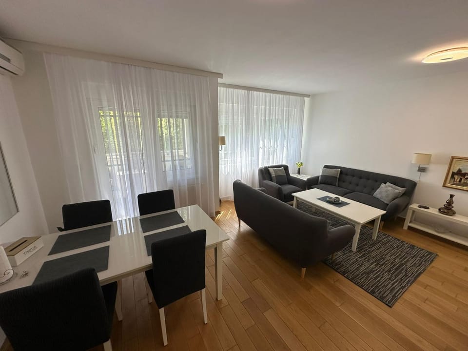 TV and multimedia, Living room, Seating area, Dining area, air conditioner