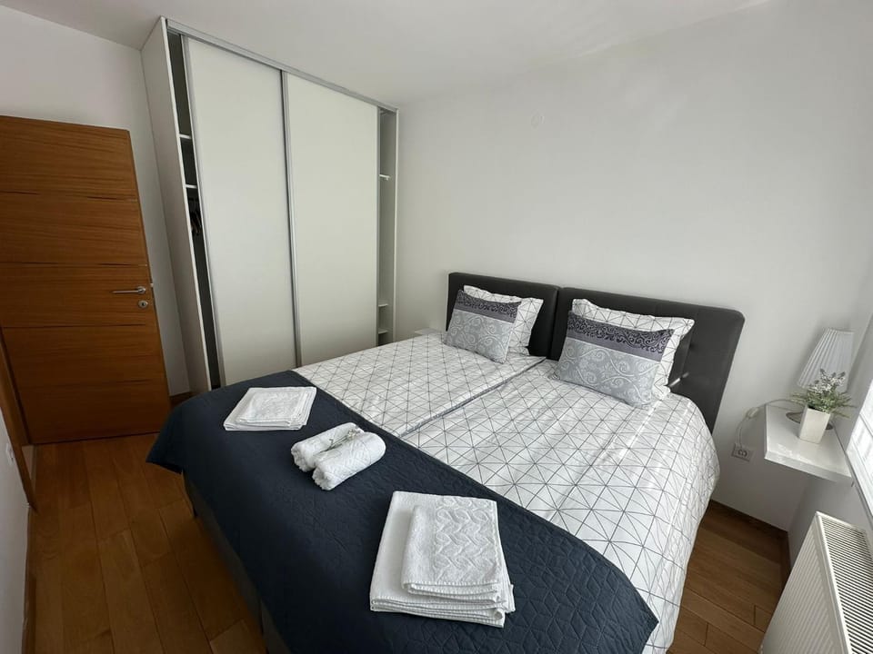 Bed, Bedroom, towels, wardrobe