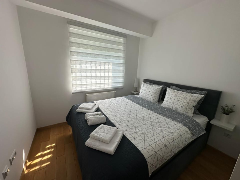 Bed, Bedroom, towels