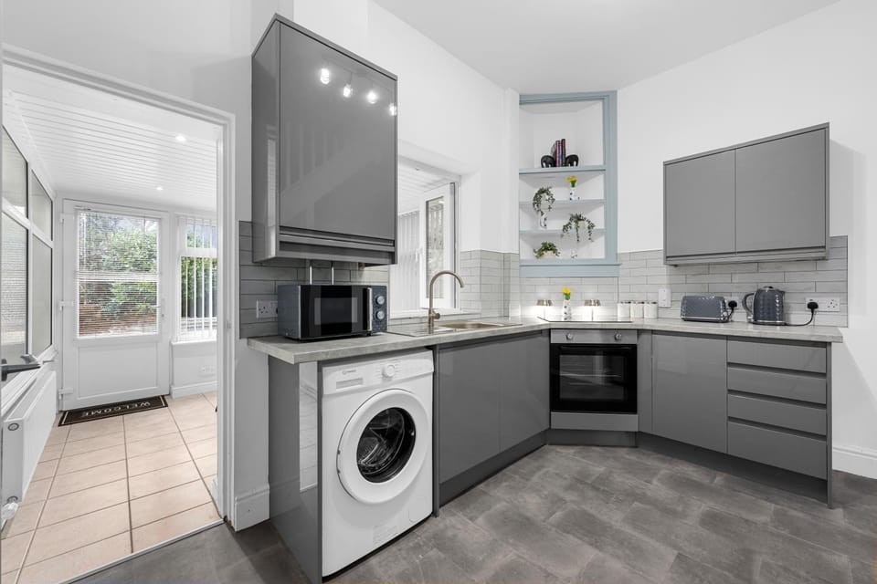 Kitchen or kitchenette, toaster, washing machine