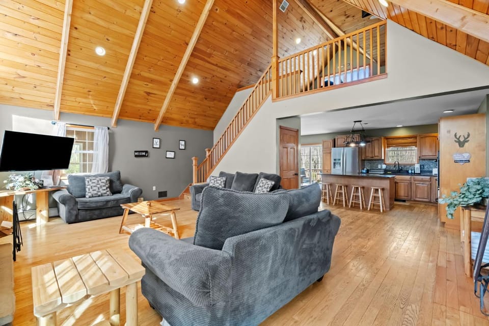Pool Hot Tub Game Room Fireplace Private Retreat House in Tunkhannock Township
