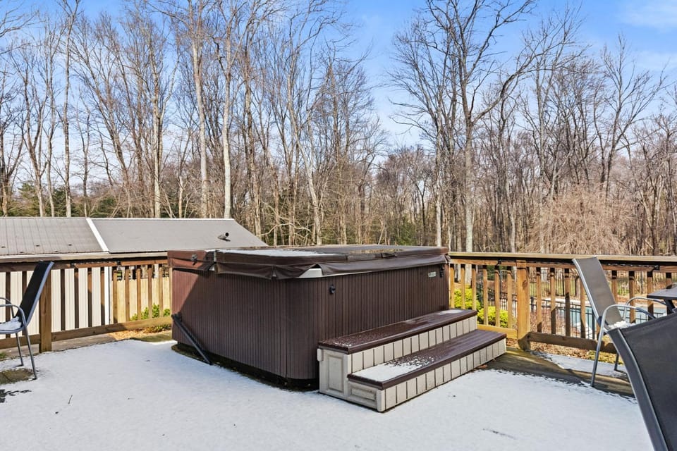 Pool Hot Tub Game Room Fireplace Private Retreat House in Tunkhannock Township