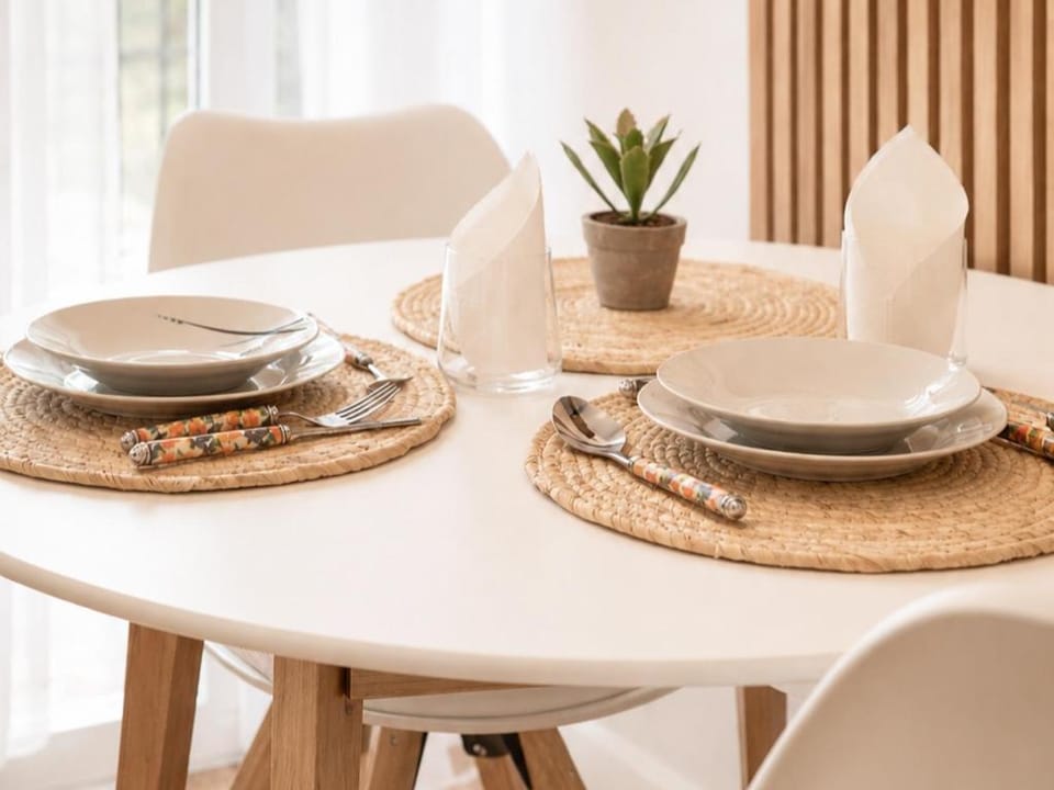 Food and drinks, Seating area, Dining area