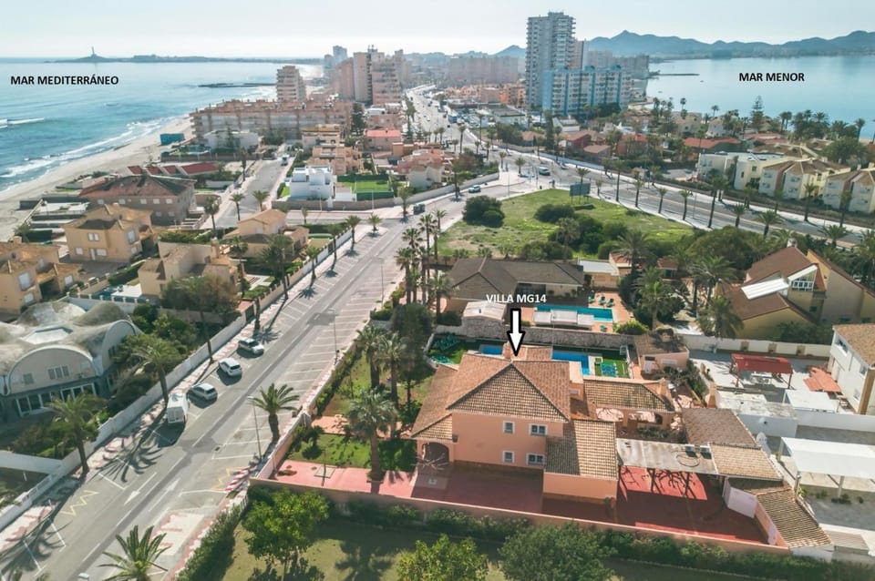 Gran villa 2º Línea del Mediterráneo para 22 px Villa in La Manga