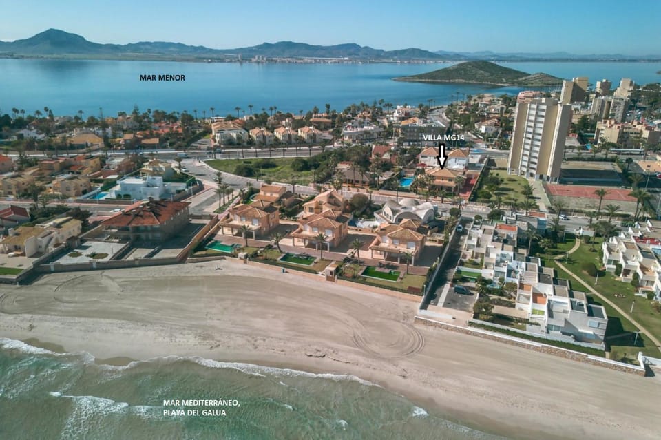 Gran villa 2º Línea del Mediterráneo para 22 px Villa in La Manga