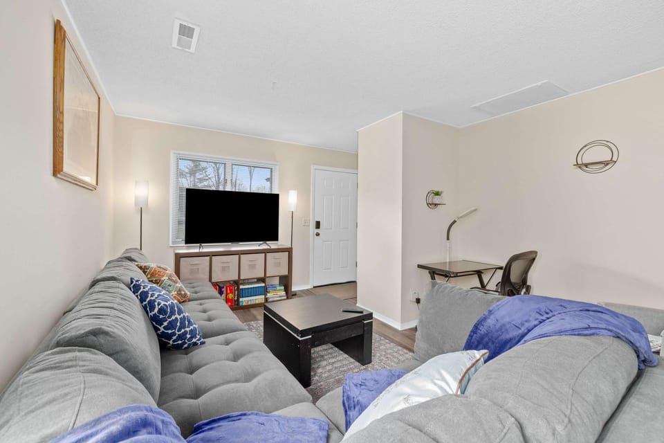 TV and multimedia, Living room, Photo of the whole room, Seating area, Evening entertainment
