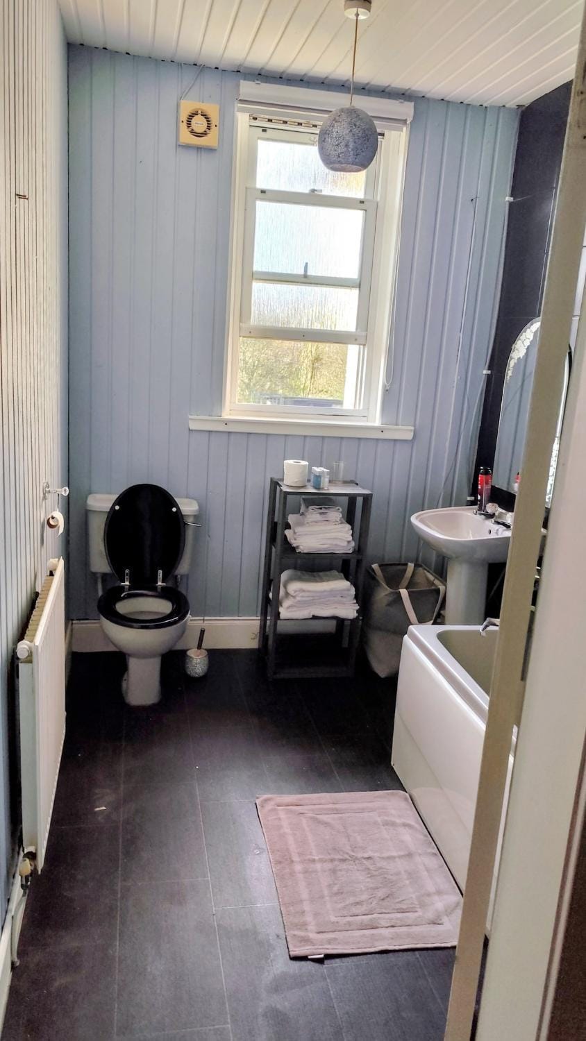 Toilet, towels