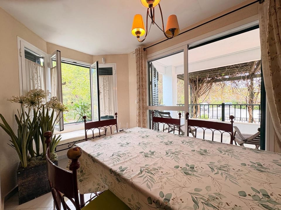 Communal lounge/ TV room, Balcony/Terrace