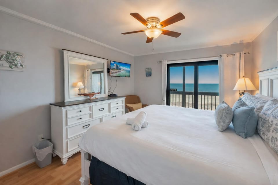 Spacious Oceanfront 3 BR Condo-Steps to the Beach-Tilghman Beach and Racquet Club 224 Apartment in North Myrtle Beach