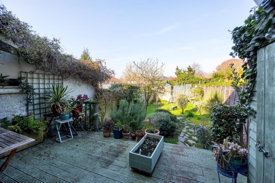 Sunny 3BR with backyard Near Drumcondra Train Station Apartment in Dublin