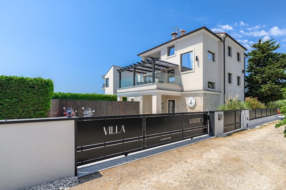 Property building, Balcony/Terrace, Parking