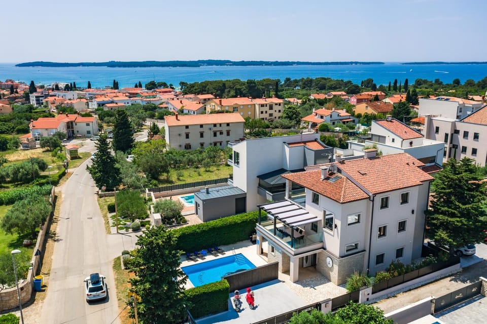 Property building, Neighbourhood, Natural landscape, Bird's eye view, City view, Pool view, Sea view, Street view, Swimming pool, Location, Parking