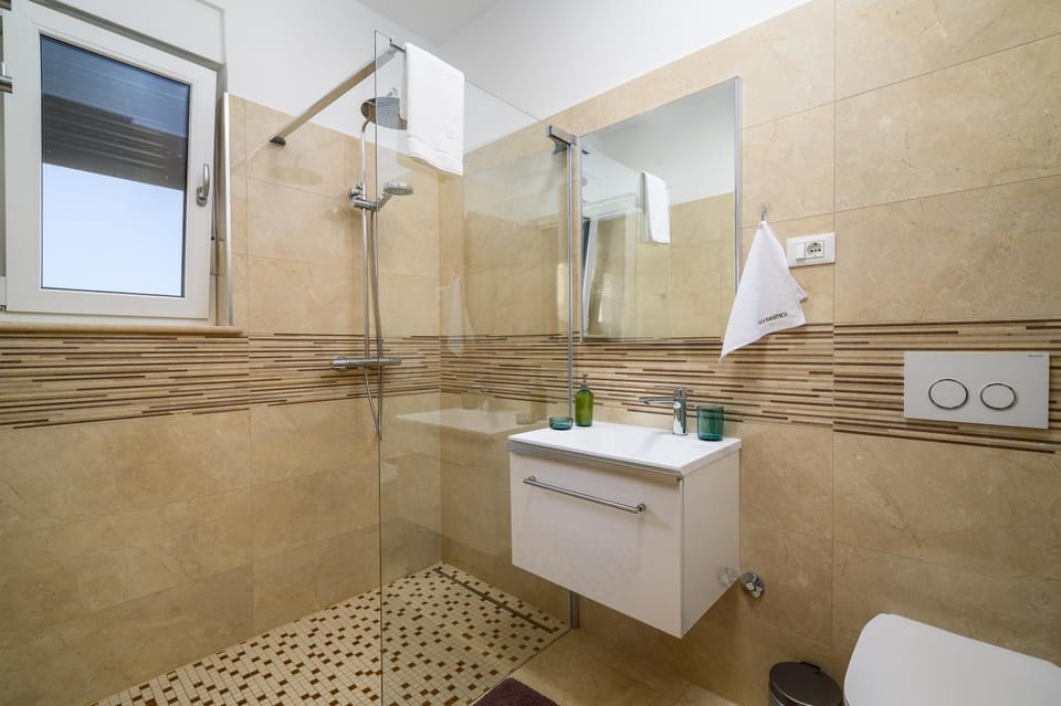 Shower, Toilet, Bathroom, towels