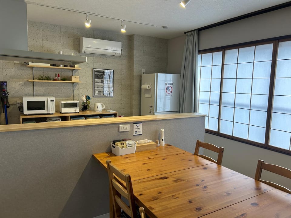 Kitchen or kitchenette, Dining area, stove, toaster, air conditioner