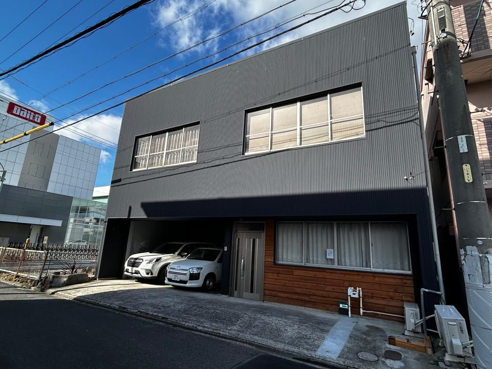 Property building, Day, Neighbourhood, Location, Parking