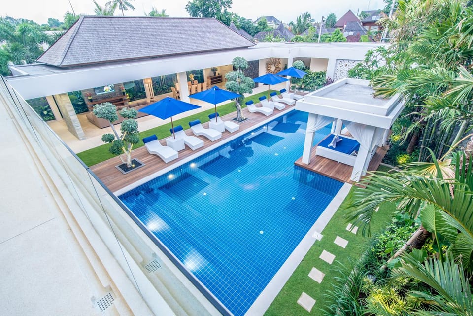 Day, Pool view