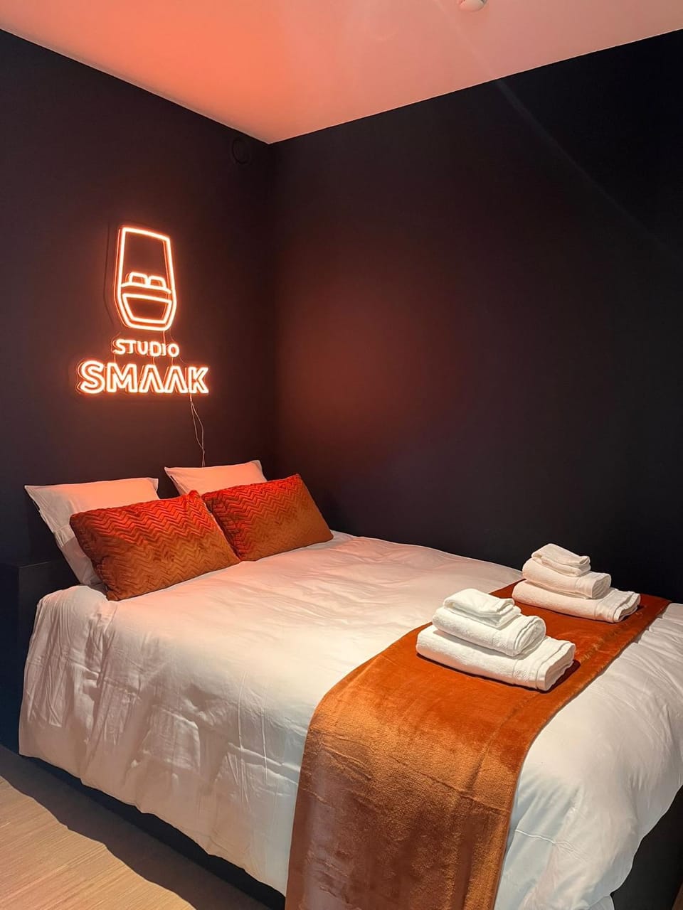 Bed, Property logo or sign, Bedroom, towels
