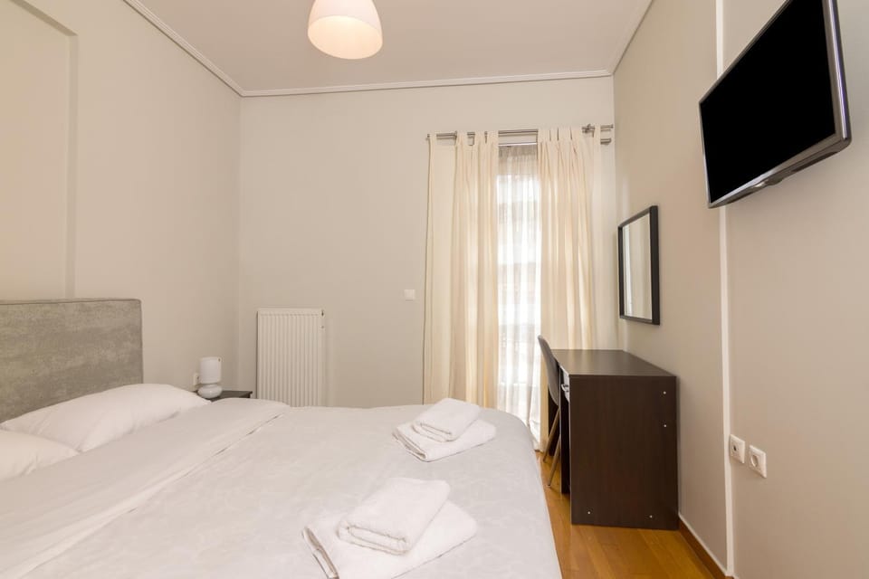 Bed, TV and multimedia, Bedroom