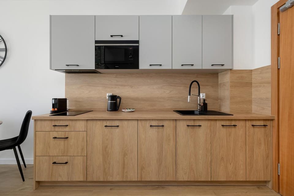 Coffee/tea facilities, Kitchen or kitchenette, stove