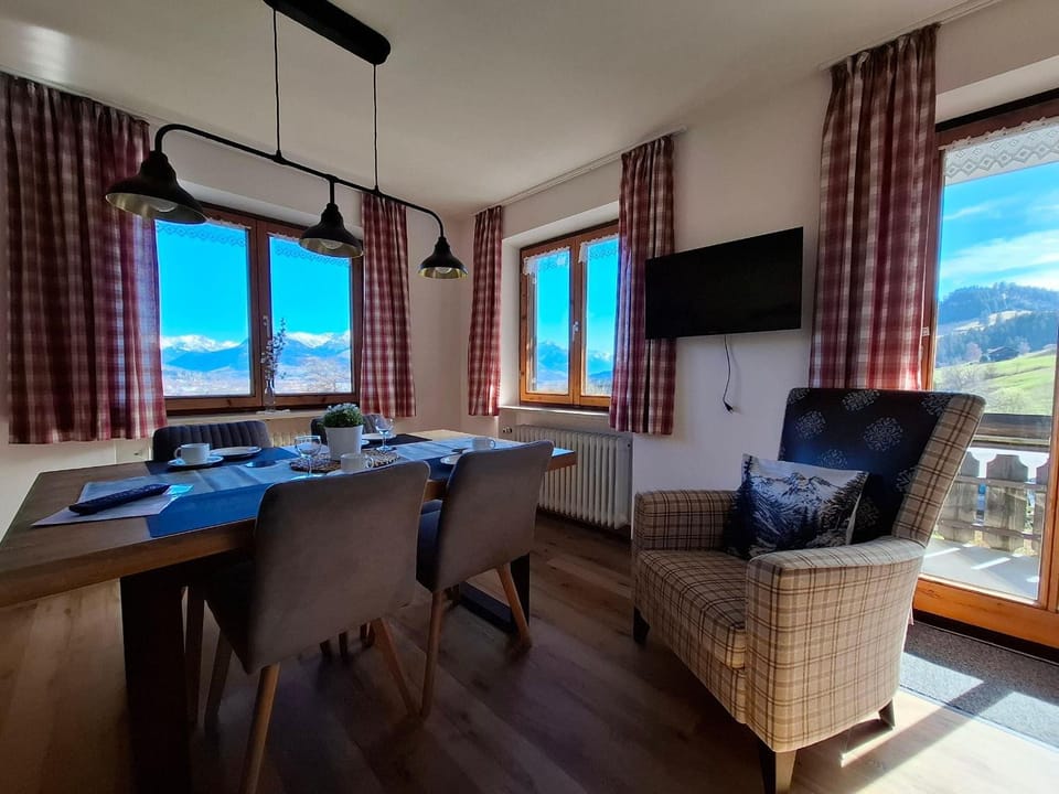 Natural landscape, TV and multimedia, Living room, Seating area, Dining area, Mountain view